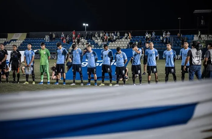 Plantel de la Selección Uruguaya, el 18 de abril, por el Sudamericano Sub-17 2026 contra Chile, en Paraguay. Foto: AUF