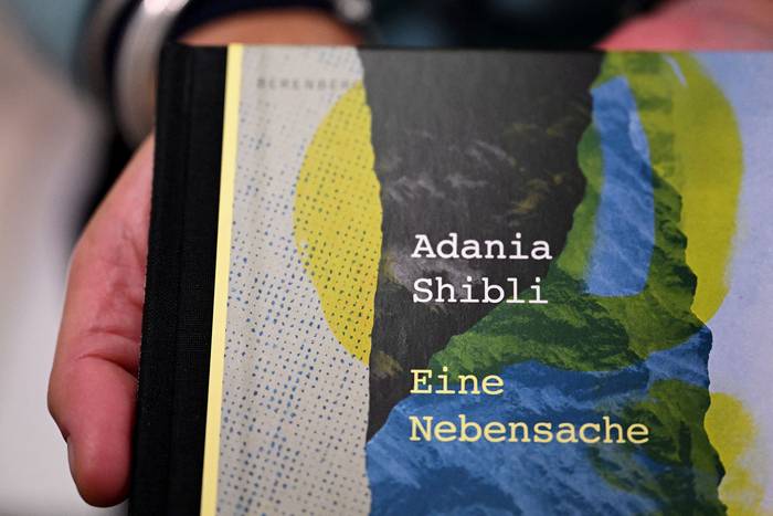 Libro de la autora palestina Adania Shibli en la Feria del Libro de Frankfurt. · Foto: Kirill Kudryavstsev, AFP
