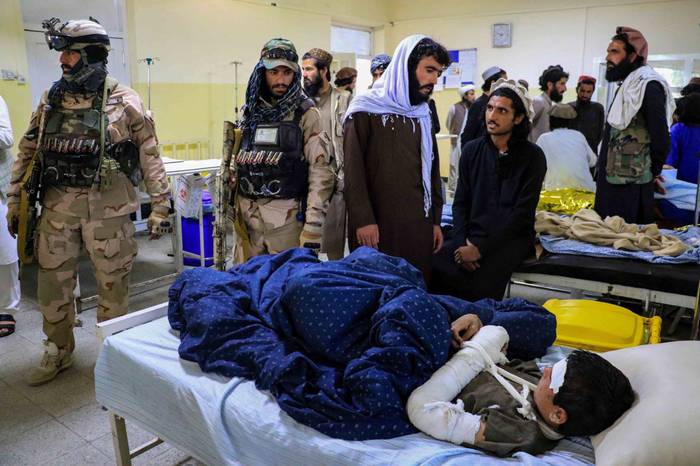 Una pesona recibe tratamiento en un hospital en Paktia, el 22 de junio, en Afganistán. · Foto: Stringer, Efe