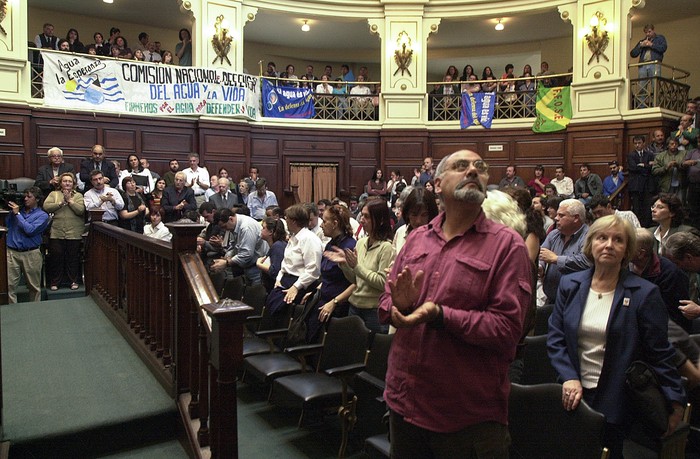 La Comisión Nacional en Defensa del Agua y de la Vida, en el Paraninfo de la Universidad, en Montevideo (archivo, 2003). · Foto: Sandro Pereyra