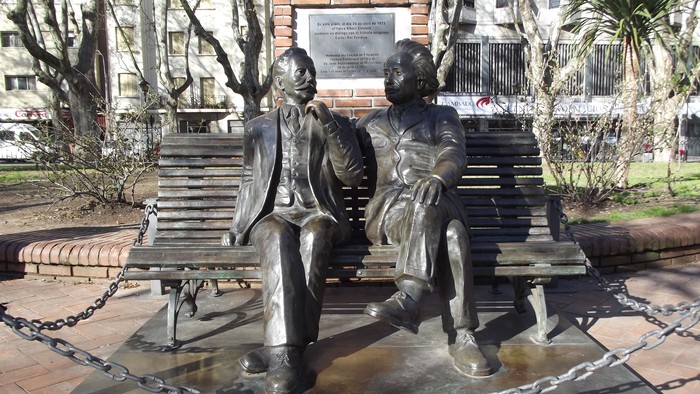 Homenaje al encuentro entre Albert Einstein y Carlos Vaz Ferreira, en la plaza de los Treinta y Tres. · Foto: Wikimedia Commons