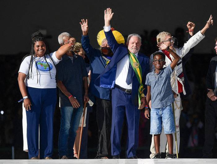 Aline Souza (i) luego de colocar la banda presidencial a Luiz Inacio Lula da Silva, el 1 de enero de 2023, en Brasilia. · Foto: Carl de Souza, AFP