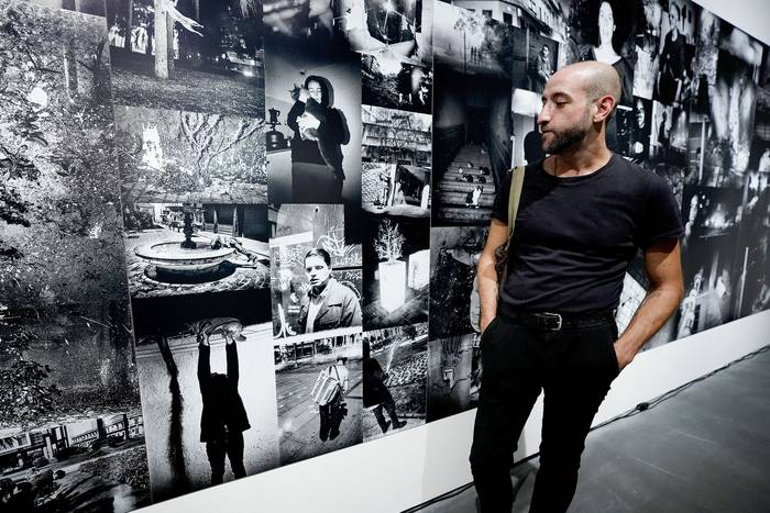 Andrés Seoane junto a su obra en el acto de inauguración del Premio de Fotografía del Uruguay 2022-2023, en el Espacio de Arte Contemporáneo, en Montevideo. · Foto: Javier Calvelo, adhocFOTOS
