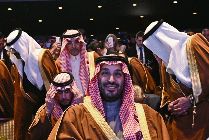 Mohammed bin Salmán y una delegación de Arabia Saudita asisten a una charla del presidente de Estados Unidos, Donald Trump, durante un foro binacional de inversiones, en Washington, noviembre de 2025. · Foto: Brendan Smialowski, AFP