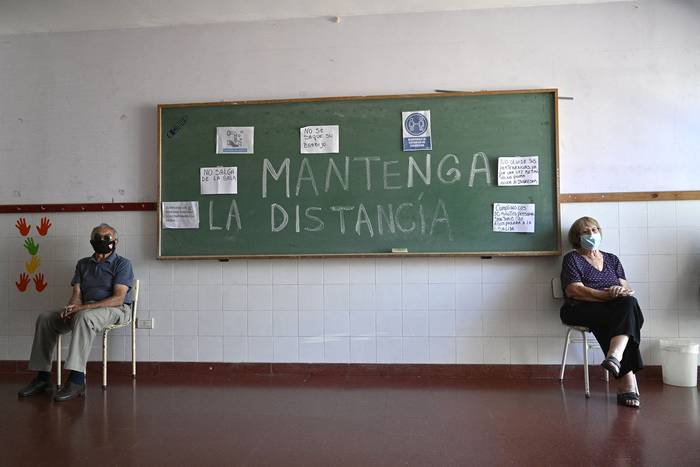Centro de vacunación temporal de una escuela pública en Ezeiza, el 18 de febrero, en Buenos Aires.  · Foto: Juan Mabromata, AFP