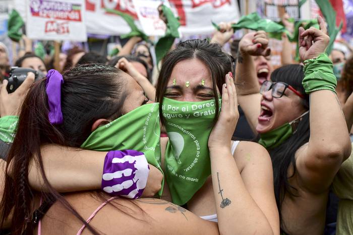 Festejos frente al Congreso, después de que se diera media sanción en diputados, al proyecto de ley para legalizar el aborto, el 11 de diciembre, en Buenos Aires. · Foto: Ronaldo Schemidt, AFP
