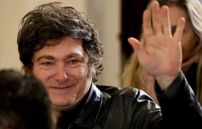 Javier Milei en un colegio electoral durante las elecciones legislativas de la ciudad de Buenos Aires el 18 de mayo. · Foto: Emiliano Lasalvia, AFP