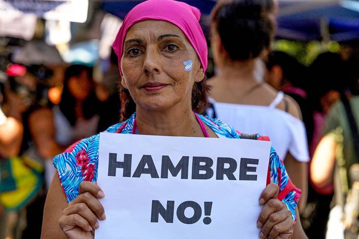 Manifestación frente a la sede del Ministerio de Capital Humano, exigiendo alimentos a Javier Milei. · Foto: Juan Mabromata,  AFP