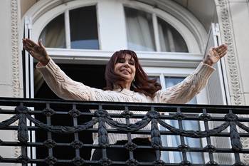 Cristina Fernández, desde el balcón de su casa, el 11 de junio, en Buenos Aires. · Foto: Luis Robayo, AFP