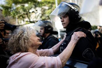 Protesta de jubilados contra las medidas económicas de Javier Milei, el 30 de julio, frente al Congreso de Buenos Aires. · Foto: Tomás Cuesta, AFP