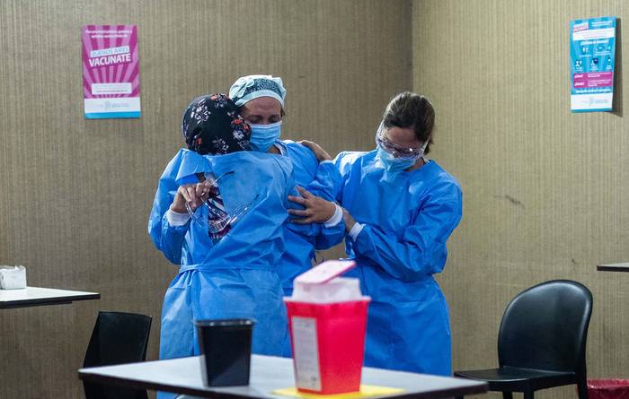 Trabajadores de la salud en el inicio de la campaña de vacunación contra el  coronavirus en Argentina, en un hospital de Mar del Plata, provincia de Buenos Aires, el 29 de diciembre.  · Foto: Diego Izquierdo / TELAM / AFP