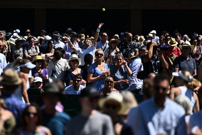 Ariel Behar, de Uruguay, en su servicio durante su partido de dobles en la cancha 6 en el quinto día del Campeonato de Wimbledon 2023, el 7 de julio, en el All England Tennis Club en Wimbledon, en Londres. · Foto: Sébastien Bozon / AFP