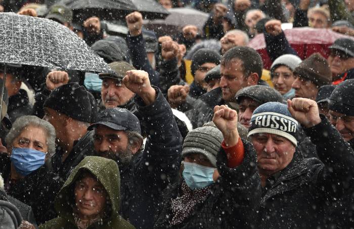 Partidarios de la oposición Dashnaktsutyun, durante una manifestación para exigir la dimisión de su primer ministro. · Foto: Karen Minasyan, AFP