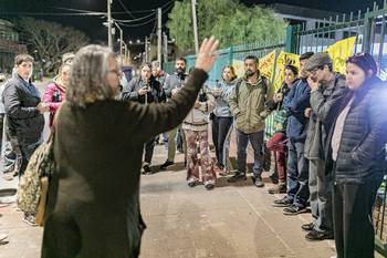 Durante la asamblea de padres, el 28 de agosto, frente al liceo de Piriápolis. · Foto: Pablo Serrón