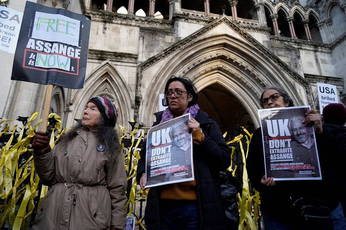 Movilización de partidarios del fundador de WikiLeaks, Julian Assange, frente a los Tribunales Reales de Justicia, el 19 de diciembre, en Londres. · Foto: Niklas Halle'n, AFP