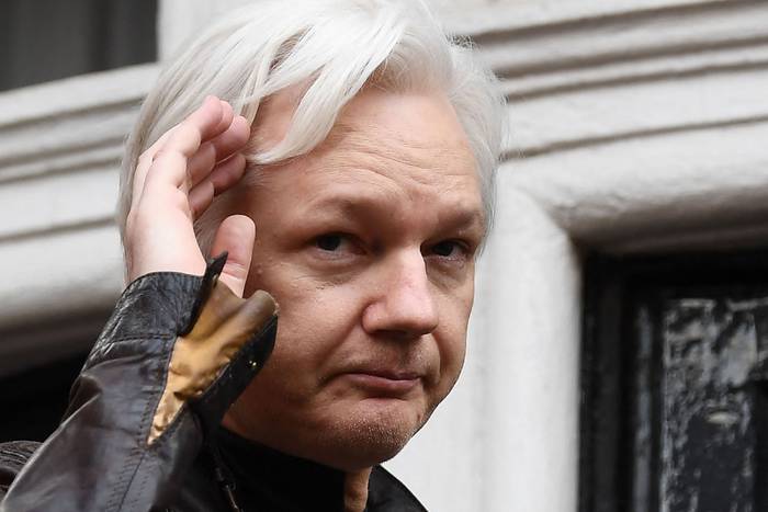 Julian Assange, en el balcón de la Embajada de Ecuador en Londres (archivo, marzo de 2017). · Foto: Justin Tallis / AFP