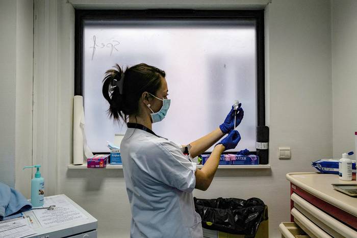 Preparación de una dosis de la vacuna AstraZeneca, en el hospital Edouard Herriot, el 6 de febrero, en Lyon, Francia. · Foto: Olivier Chassignole, Piscina, AFP 