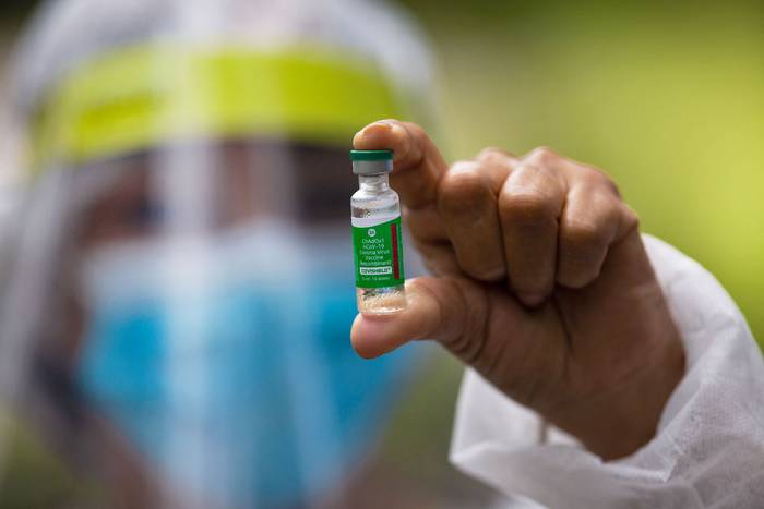 Preparación de una dosis de la vacuna AstraZeneca, en una comunidad en Manaos, Estado de Amazonas, Brasil. · Foto: Michael Dantas, AFP