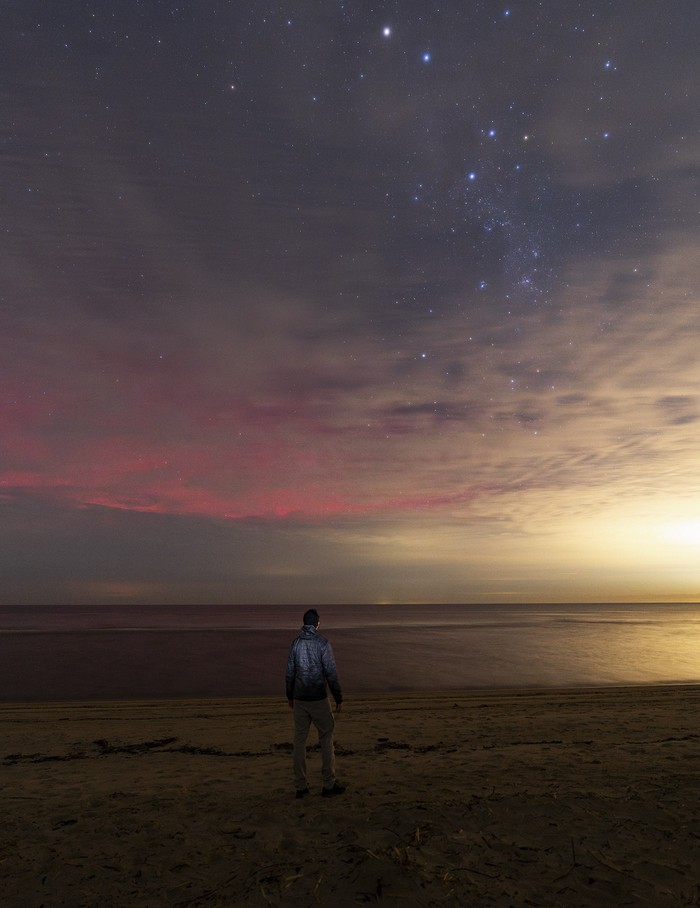 11 de mayo de 2024. En un evento histórico, las auroras australes pudieron observarse en Uruguay durante la madrugada del sábado 11. Si bien no eran visibles a simple vista, una larga exposición en la cámara revelaba el tono rojizo de las auroras en los cielos del sur. La foto fue tomada desde el balneario Los Pinos, en el departamento de Colonia. · Foto: Fefo Bouvier