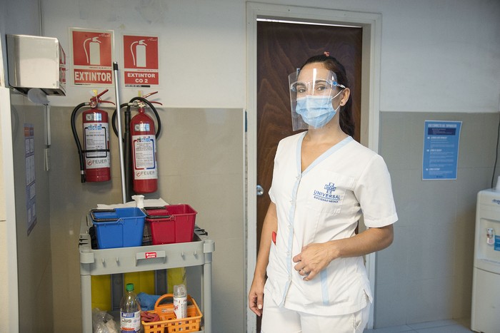 Foto principal del artículo 'Trabajo en tiempos de pandemia: Daiana Guzmán, auxiliar de servicio' · Foto: Natalia Rovira
