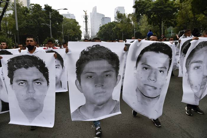 Protesta con motivo de los seis años de la desaparición de los 43 estudiantes de Ayotzinapa, Ciudad de México (archivo, setiembre de 2020). · Foto: Rodrigo Arangua, AFP