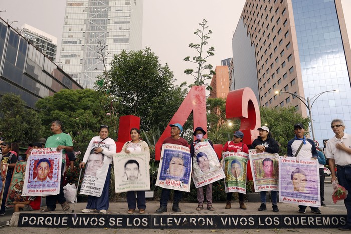 Familiares de los 43 estudiantes desaparecidos en Ayotzinapa marchan, el 26 de mayo, en la Ciudad de México. · Foto: Gerardo Vieyra, Nurphoto, AFP