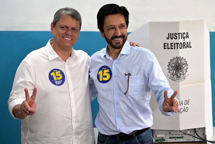 Tarcísio de Freitas, gobernador paulista, y Ricardo Nunes, alcalde de la ciudad de San Pablo, el 27 de octubre, durante la segunda vuelta de las elecciones municipales en San Pablo, Brasil. · Foto: Nelson Almeida, AFP