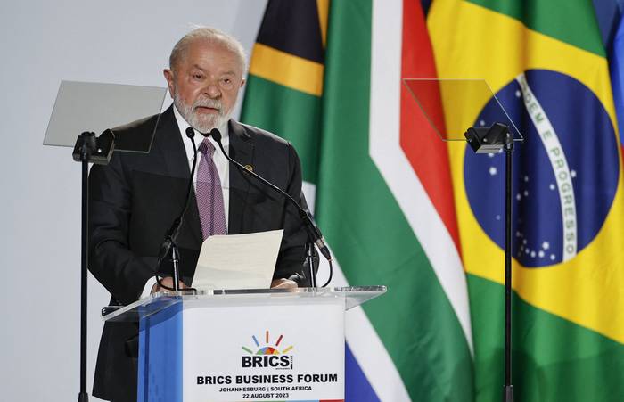 Luiz Inácio Lula da Silva durante la Cumbre BRICS 2023, en el Centro de Convenciones de Sandton en Johannesburgo (22.08.2023). · Foto: Gianluigi Guercia, AFP