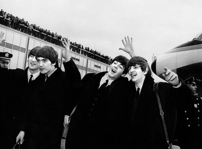 John Lennon, Ringo Starr, Paul McCartney y George Harrison llegan al aeropuerto John F. Kennedy de 
Nueva York (archivo, febrero de 1964). · Foto: AFP