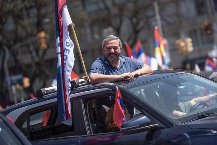 Mario Bergara, durante una caravana por Montevideo (archivo, octubre de 2024). · Foto: Gianni Schiaffarino