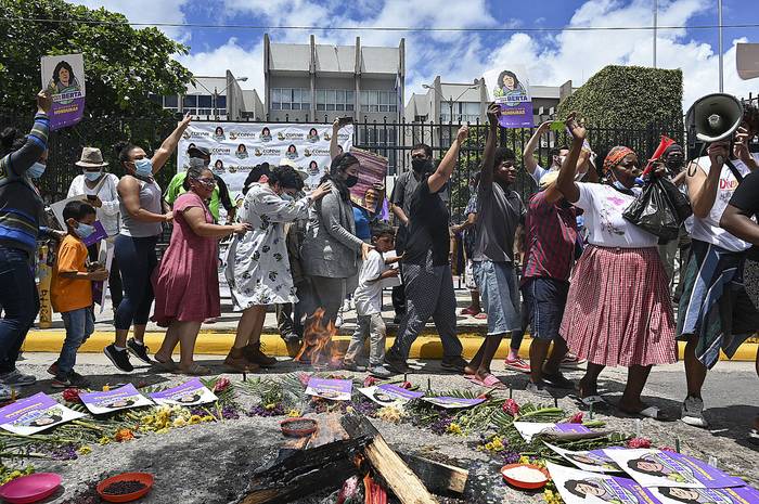 Miembros del Consejo Cívico de Organizaciones Populares e Indígenas de Honduras (COPINH), celebran, luego de que David Castillo fuera declarado culpable del asesinato de Berta Cáceres, en Tegucigalpa el 5 de julio. · Foto: Orlando Sierra, Afp