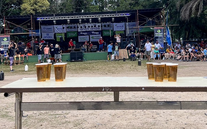 Carrera de mozos durante la fiesta de 2024. Foto: Bierfest Nueva Helvecia