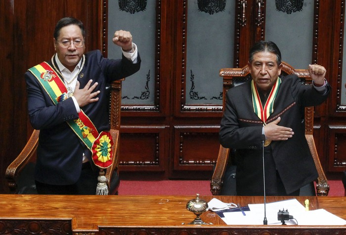 Luis Arce (i) y David Choquehuanca, luego de tomar posesión ante la Asamblea Legislativa Plurinacional, en La Paz (archivo, noviembre de 2020). · Foto: Handout, ABI, AFP