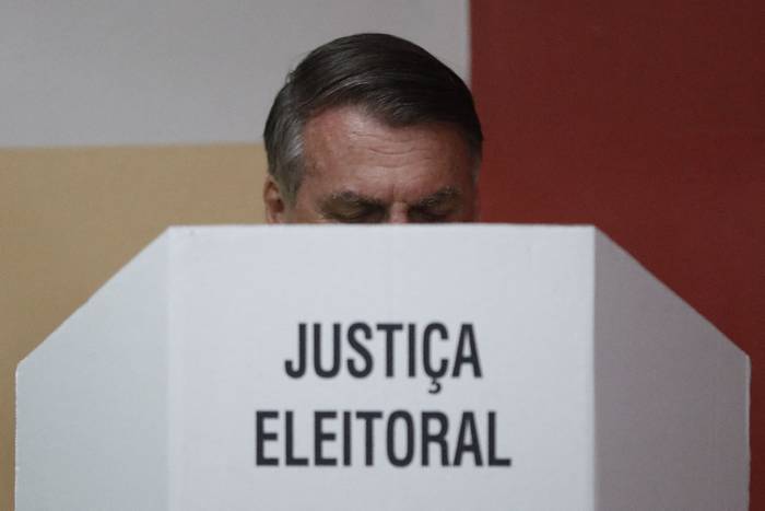 Jair Bolsonaro, vota durante la segunda vuelta de las elecciones presidenciales, el 30 de octubre, en Río de Janeiro. Foto: Bruna Prado, Piscina, AFP