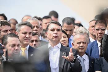 Flávio Bolsonaro (C) durante una rueda de prensa en apoyo a su padre, junto con otros legisladores, el 5 de agosto, frente al Congreso Nacional, en Brasilia. · Foto: Evaristo Sa, AFP