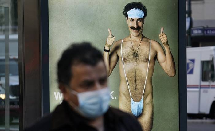 Anuncio de la película Borat 2, en la Quinta Avenida (archivo, octubre de 2020). · Foto: Timothy A. Clary, AFP