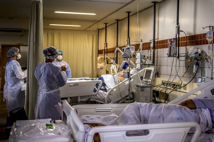 Paciente de coronavirus en el CTI del hospital Santa Casa de Misericórdia, el 9 de diciembre, en Porto Alegre, Brasil. · Foto: Silvio Avila/ AFP