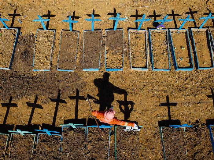 Cementerio de Nuestra Señora Aparecida, en el barrio de Taruma, en Manaus, Brasil (archivo, junio de 2020).
 · Foto: Michael Dantas, AFP