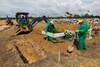 Entierro en una nueva área del cementerio Nossa Senhora Aparecida, reservada para las víctimas del COVID-19, el 8 de enero, en Manaus, Brasil. · Foto: Michael Dantas, AFP Entierro en una nueva área del cementerio Nossa Senhora Aparecida, reservada para las víctimas del COVID-19, el 8 de enero, en Manaus, Brasil. · Foto: Michael Dantas, AFP