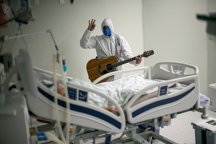 Un trabajador de la salud del hospital de caridad portugués en Belem, el 4 de abril en el estado de Pará, Brasil. · Foto: Tarso Sarraf, AFP