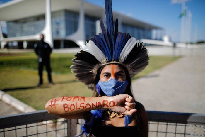 Protesta por la demarcación de tierras y contra el gobierno del Jair Bolsonaro, frente al Palacio Planalto en Brasilia, el 17 de junio de 2021 . · Foto: Sergio Lima, AFP