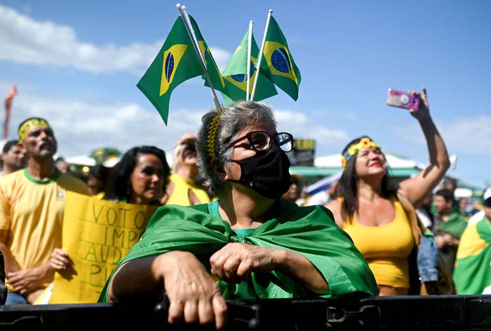 Simpatizantes del presidente Jair Bolsonaro, en protesta contra el sistema de votación electrónico, en la playa de Copacabana, en Río de Janeiro, el 1 de agosto. Foto: Andre Borges, AFP