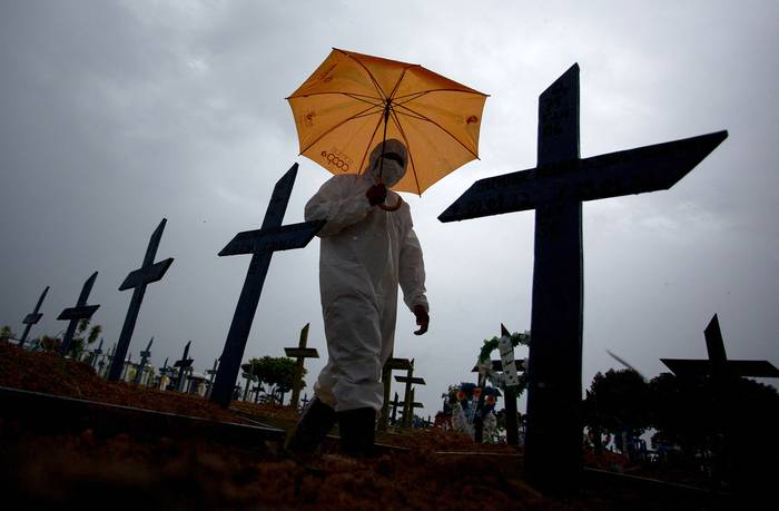 Tumbas de víctimas de Covid 19, en el cementerio Nuestra Señora Aparecida, en Manaos.  · Foto: Michael Dantas, AFP