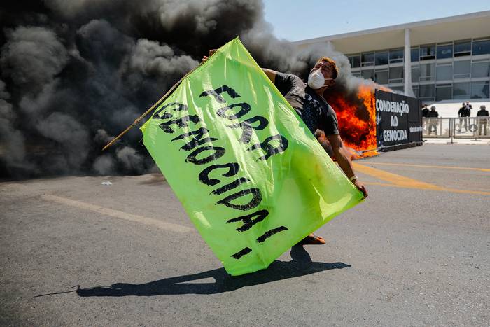 Protesta de indígenas frente al Palacio Planalto, el 26 de setiembre, en Brasilia. · Foto: Sergio Lima, AFP