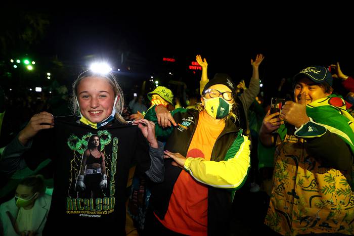 Espectadores celebran luego de que Brisbane fuera nombrada sede de los Juegos Olímpicos de 2032, en Brisbane el 21 de julio de 2021. Foto: Patrick Hamilton,  AFP