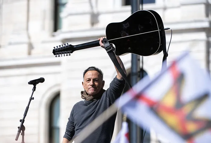 Bruce Springsteen, durante la protesta "No Kings", el 28  de marzo, frente al Capitolio del Estado de Minnesota. · Foto: Stephen Maturen, Getty Images, AFP