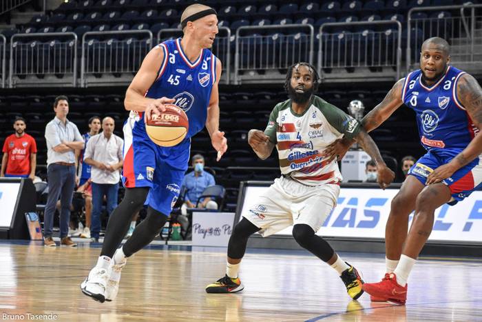 Emilio Taboada (Nacional), Dwayne Davis (Aguada) y Charles Mitchell (Nacional), en la cuarta semifinal de la Liga Uruguaya de Básquetbol. Bruno Tasende, FUBB.