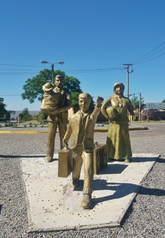 Monumento al inmigrante en balneario Fomento.