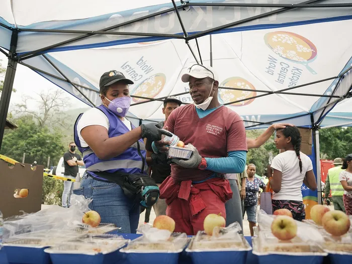 Apoyo a las comunidades afectadas por los terremotos en La Guaira y Caracas. · Foto: WCK