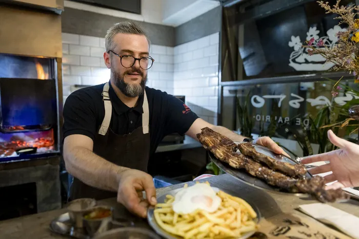 Gerardo Tambasco, de parrilla Abasto. · Foto: Rodrigo Viera Amaral